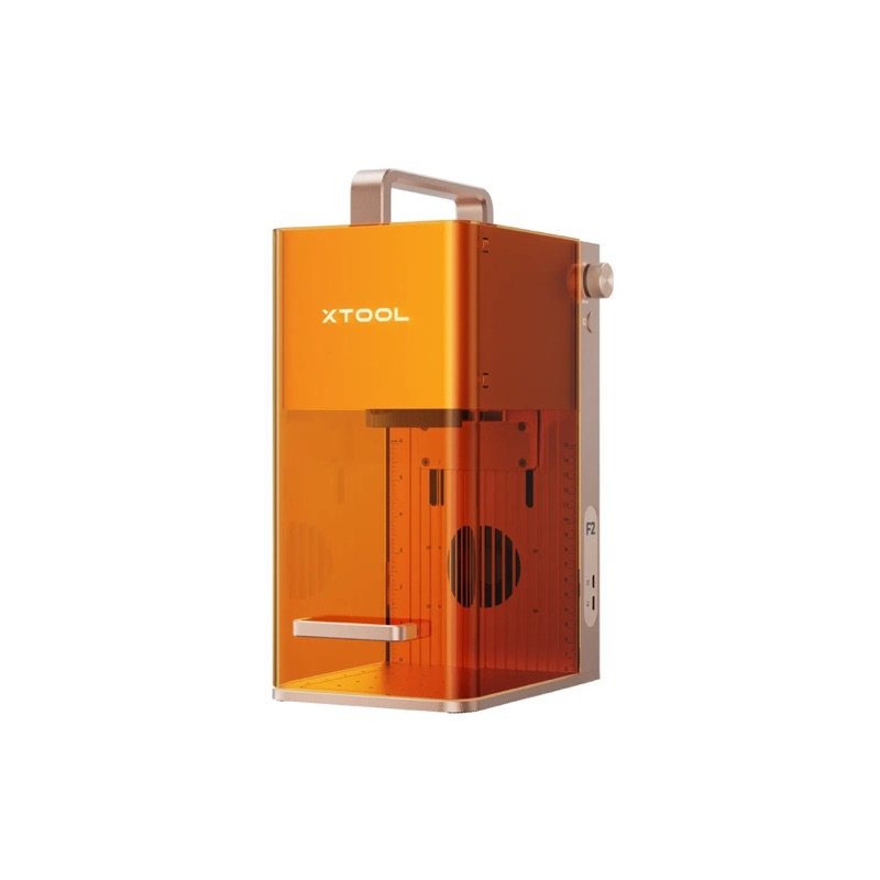 xTool F2 debout, boîtier orange translucide à poignée, réglette graduée et plateau visibles